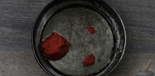 Пицца с копченой грудинкой, колбасой и грибами