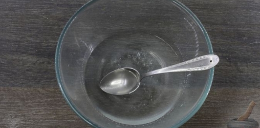 Пицца с копченой грудинкой, колбасой и грибами