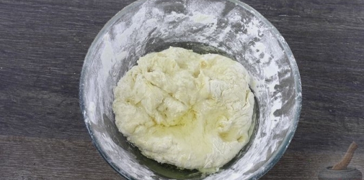 Пицца с копченой грудинкой, колбасой и грибами