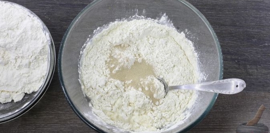 Пицца с копченой грудинкой, колбасой и грибами