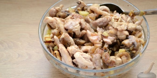 Пирог с курицей, картофелем и грибами