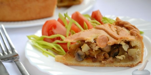 Пирог с курицей, картофелем и грибами