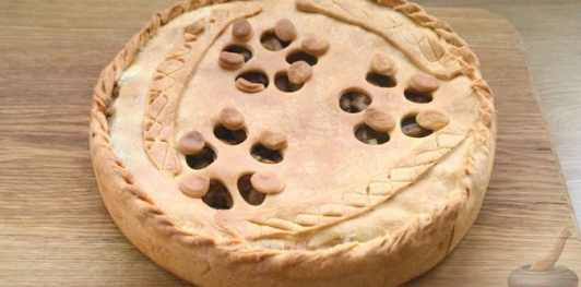 Пирог с курицей, картофелем и грибами