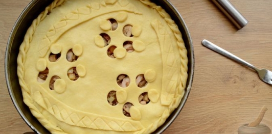 Пирог с курицей, картофелем и грибами