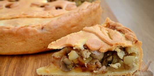 Пирог с курицей, картофелем и грибами