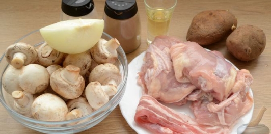 Пирог с курицей, картофелем и грибами