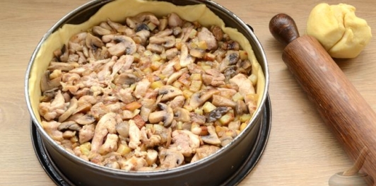 Пирог с курицей, картофелем и грибами