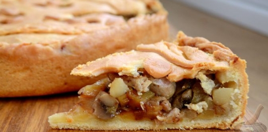 Пирог с курицей, картофелем и грибами