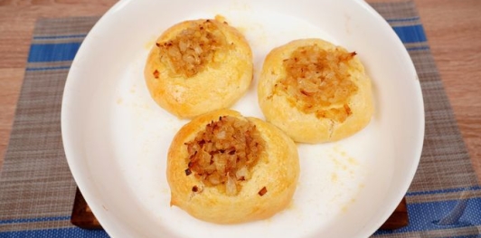 Польские калачики с луком