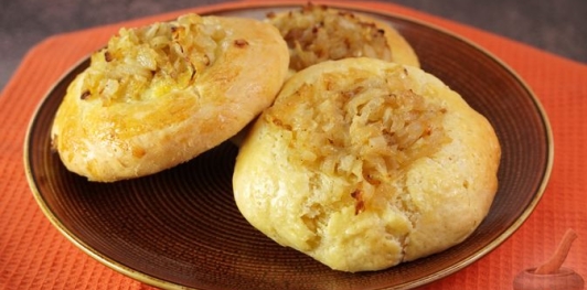 Польские калачики с луком
