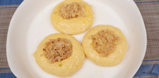 Польские калачики с луком