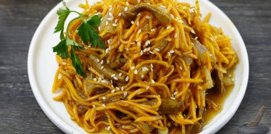 Постный салат "Копна сена" из тыквы с грибами, по-корейски