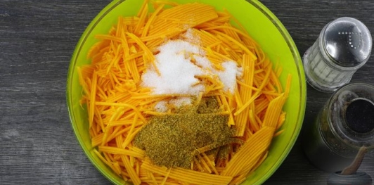 Постный салат "Копна сена" из тыквы с грибами, по-корейски