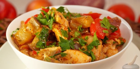 Рагу из курицы с баклажанами, помидорами и перцем