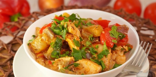 Рагу из курицы с баклажанами, помидорами и перцем