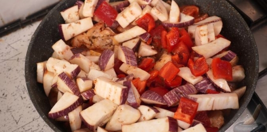 Рагу из курицы с баклажанами, помидорами и перцем