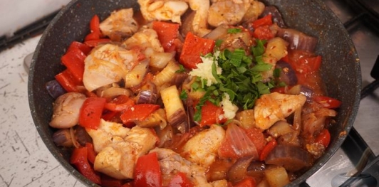 Рагу из курицы с баклажанами, помидорами и перцем