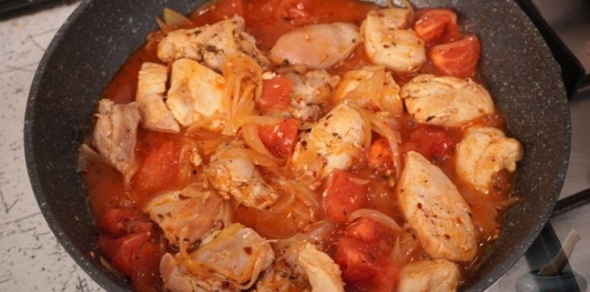 Рагу из курицы с баклажанами, помидорами и перцем