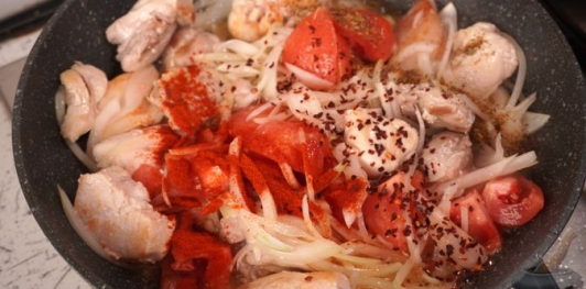 Рагу из курицы с баклажанами, помидорами и перцем