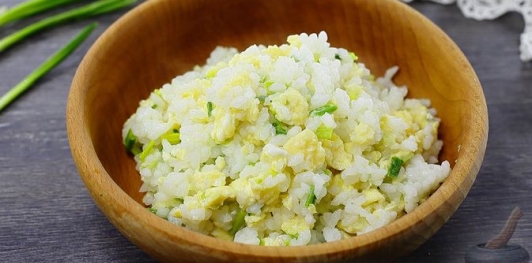 Рис с черемшой и яйцами
