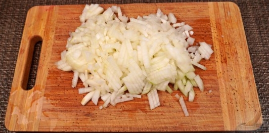 Рулет из говядины с черносливом и копчёным беконом