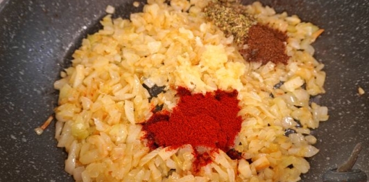 Рулет из говядины с черносливом и копчёным беконом