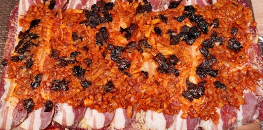 Рулет из говядины с черносливом и копчёным беконом