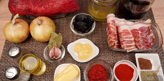 Рулет из говядины с черносливом и копчёным беконом