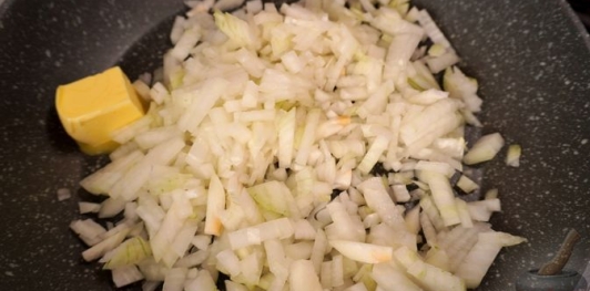 Рулет из говядины с черносливом и копчёным беконом