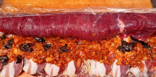 Рулет из говядины с черносливом и копчёным беконом