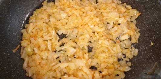 Рулет из говядины с черносливом и копчёным беконом
