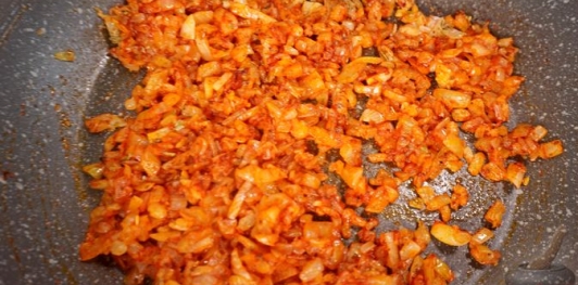 Рулет из говядины с черносливом и копчёным беконом