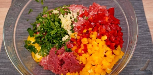 Рулет из мясного фарша со сладким перцем