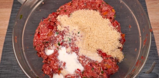Рулет из мясного фарша со сладким перцем