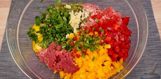 Рулет из мясного фарша со сладким перцем
