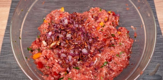 Рулет из мясного фарша со сладким перцем