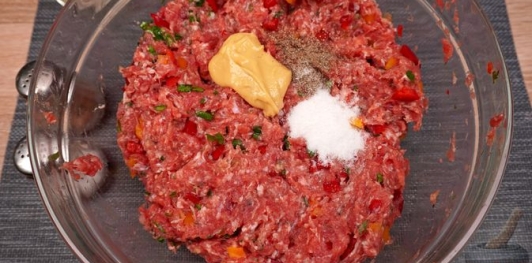 Рулет из мясного фарша со сладким перцем