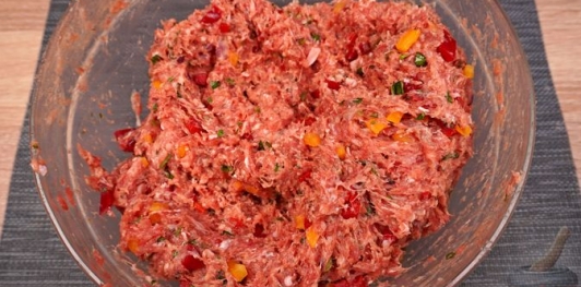 Рулет из мясного фарша со сладким перцем
