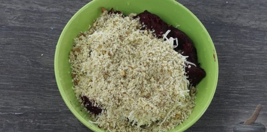 Рулетики из баклажанов со свёклой, сыром и черносливом