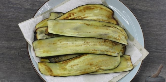 Рулетики из баклажанов со свёклой, сыром и черносливом