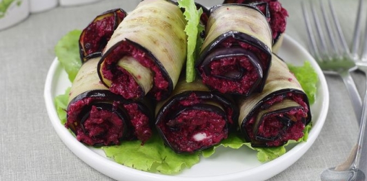 Рулетики из баклажанов со свёклой, сыром и черносливом