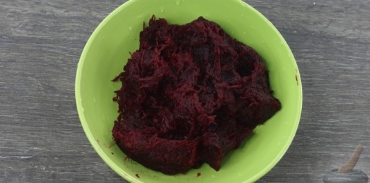 Рулетики из баклажанов со свёклой, сыром и черносливом