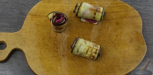 Рулетики из баклажанов со свёклой, сыром и черносливом