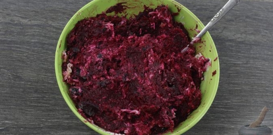 Рулетики из баклажанов со свёклой, сыром и черносливом