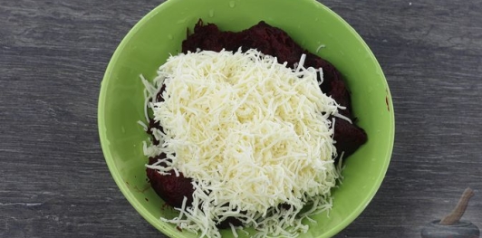 Рулетики из баклажанов со свёклой, сыром и черносливом