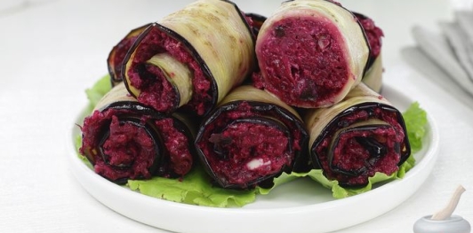 Рулетики из баклажанов со свёклой, сыром и черносливом