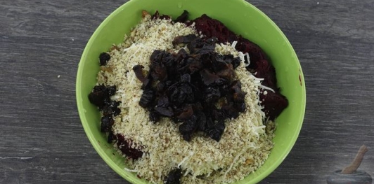 Рулетики из баклажанов со свёклой, сыром и черносливом