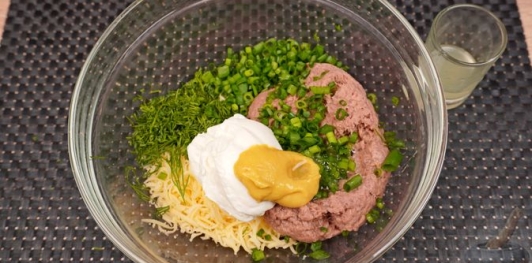 Рулетики из запечённого перца с тунцом и сыром