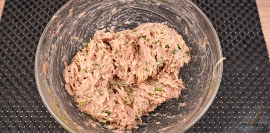 Рулетики из запечённого перца с тунцом и сыром