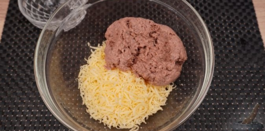 Рулетики из запечённого перца с тунцом и сыром